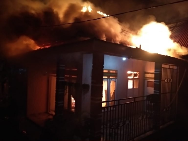Rumah Warga Sampolawa di Rau Terbakar Malam Lebaran