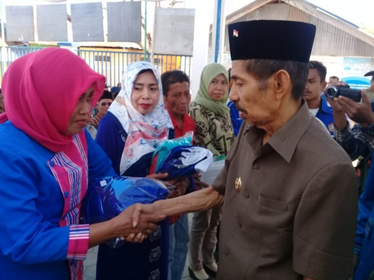 SERAHKAN BANTUAN, WALIKOTA BAUBAU: SEMOGA TEPAT SASARAN