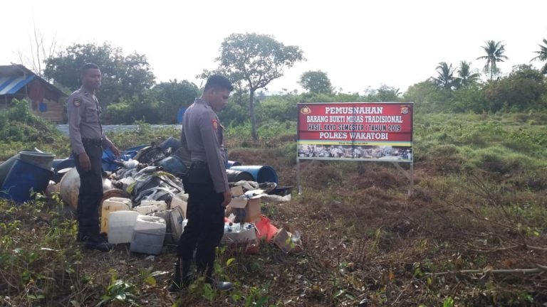 POLRES WAKATOBI MUSNAKAN RATUSAN LITER MIRAS