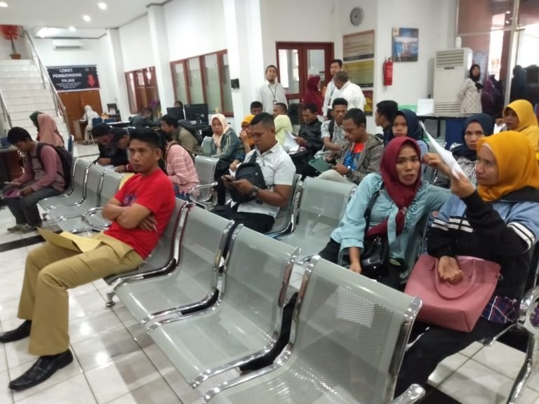 RATUSAN HONORER SERBU KANTOR PAJAK BAUBAU