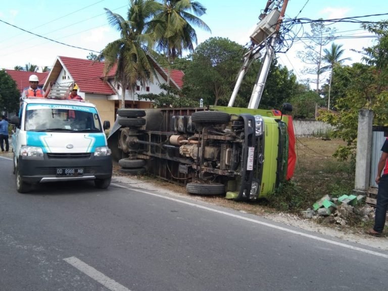 TRUK MUAT RUMPUT LAUT TERBANTING