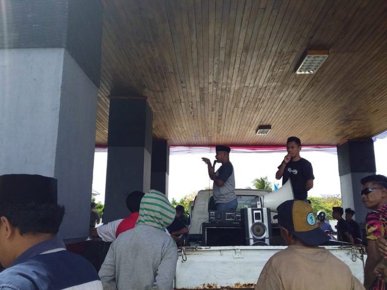 TOLAK PENUTUPAN PASAR SORE,  MASYARAKAT KALIBU DEMO DPRD BUTUR