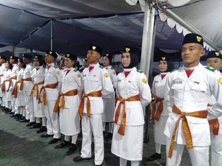 WALI KOTA KUKUHKAN PASKIBRA BAUBAU 2019