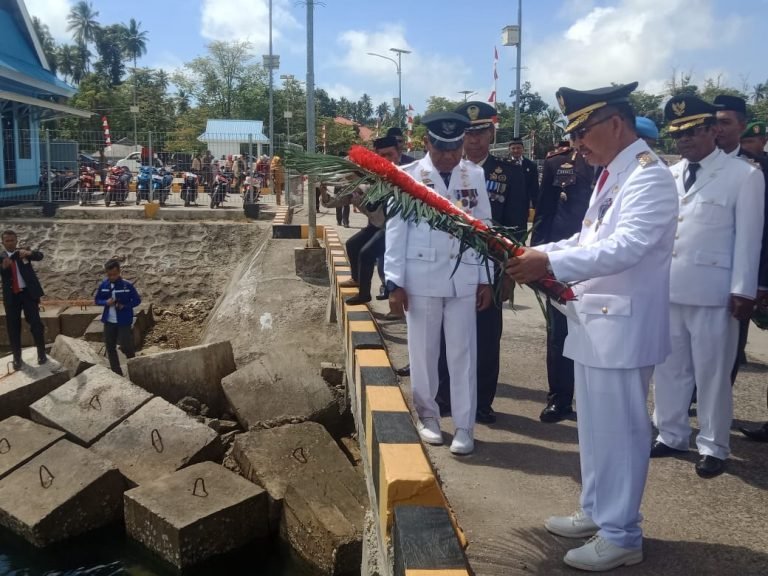 ABU HASAN PIMPINAN UPACAR HUT RI KE-74 DI ISLAMIC CENTER BUTUR