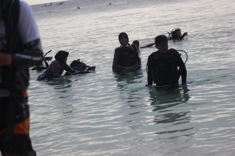 12 WISMAN IKUT KIBARKAN BENDERA MERAH PUTIH DI BAWAH LAUT WAKATOBI