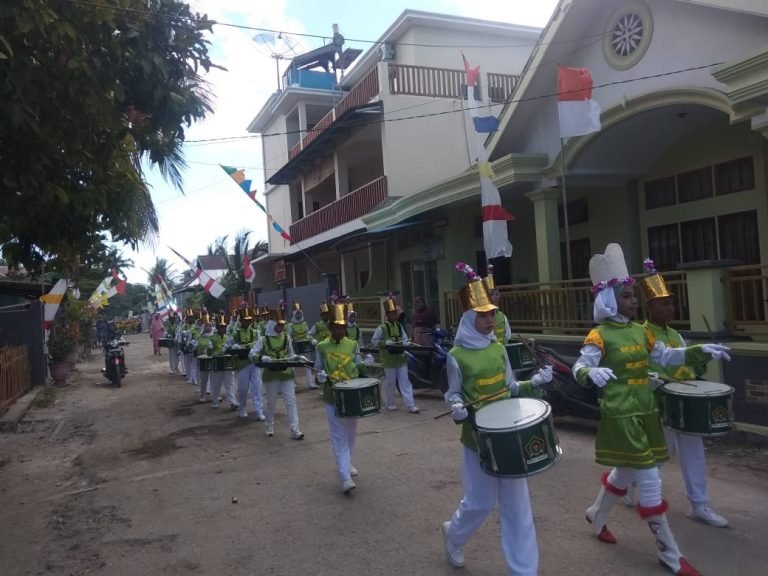 MARCHING BAND MTsN 4 WAKATOBI BERIKAN WARNA BARU HUT RI Ke – 74 DI TOMIA