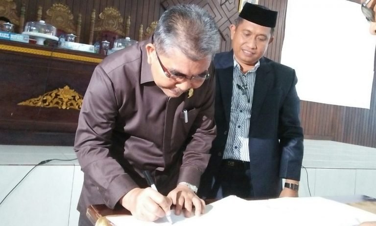 ABU HASAN TANDA TANGANI NOTA KESEPAKATAN BERSAMA DENGAN DPRD BUTUR