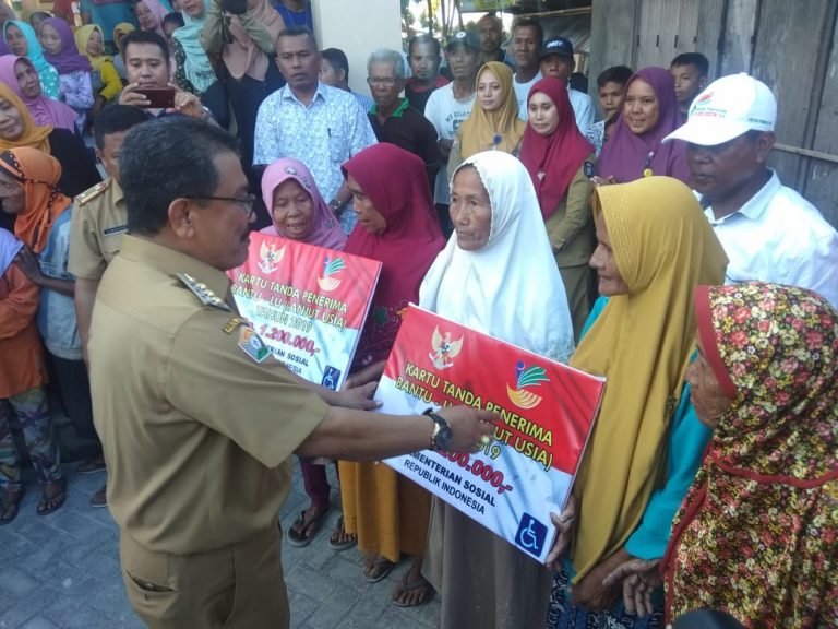 BUPATI WAKATOBI SERAHKAN BANTUAN LANSIA PROGRAM KEMENSOS