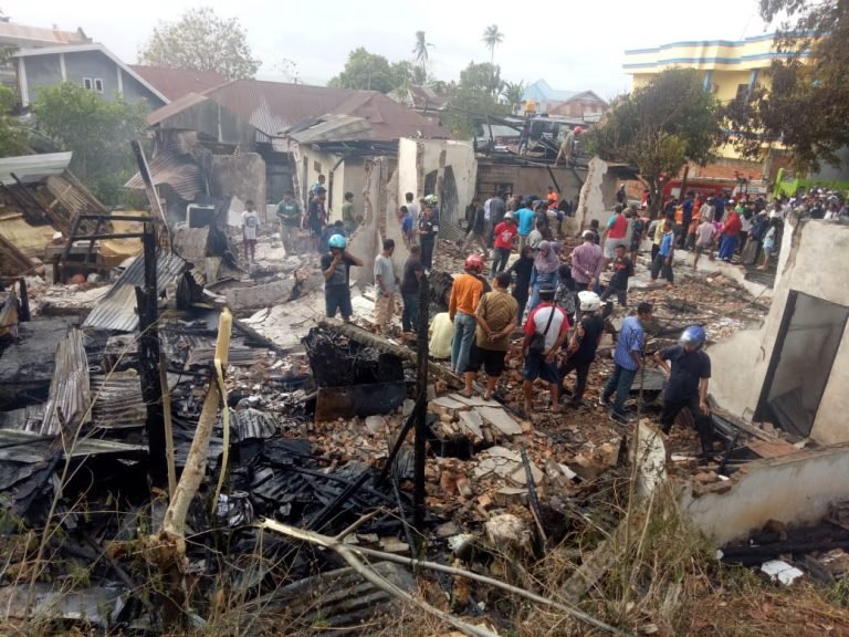 DUA RUMAH TERBAKAR, KERUGIAN DITAKSIR MILIARAN RUPIAH