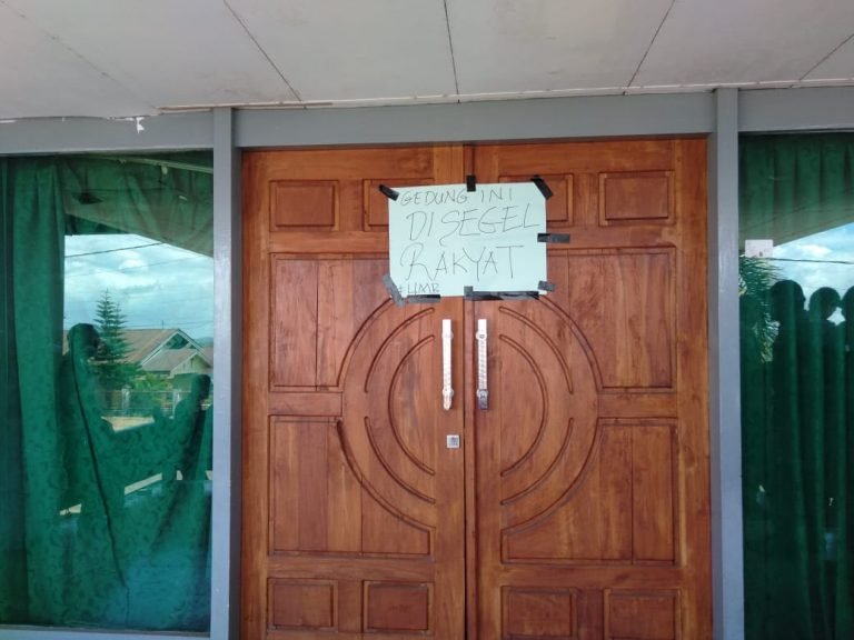 KECEWA, MAHASISWA SEGEL KANTOR DPRD BAUBAU