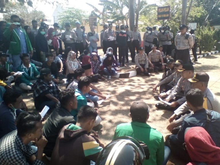 MAHASISWA BAUBAU GELAR AKSI DAMAI UNTUK RANDI-YUSUF