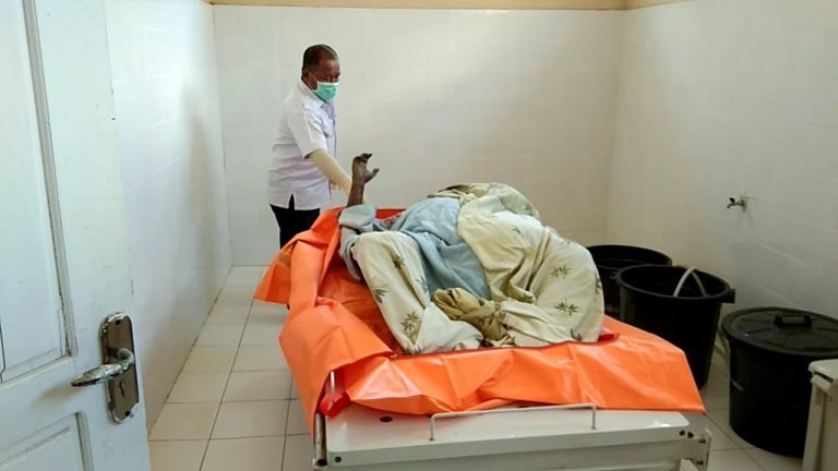 PRIA PARUH BAYA DITEMUKAN TAK BERNYAWA MENINGGAL DIRUMAHNYA