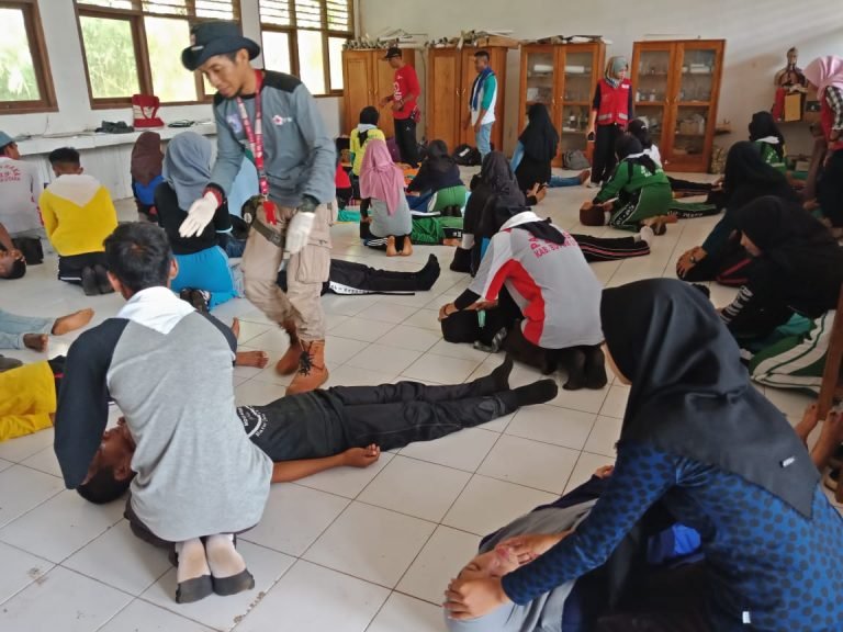 45 REMAJA MENGIKUTI DIKLATSAR PMI BUTUR