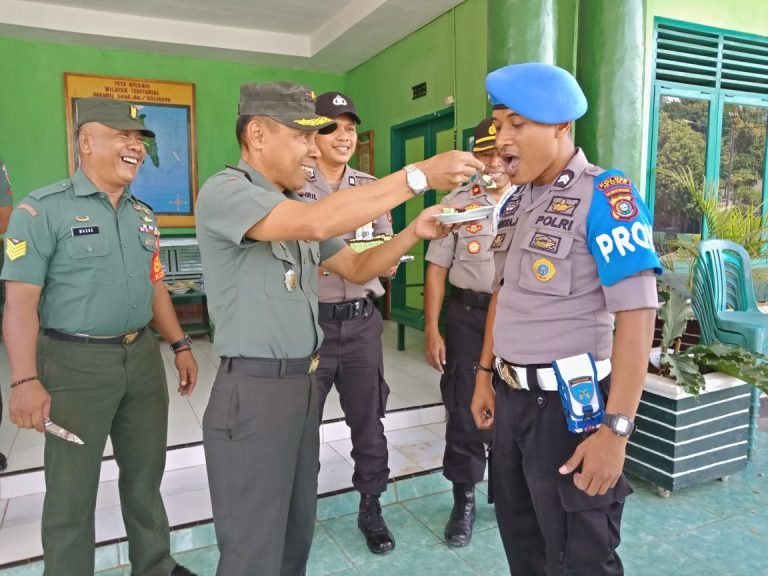 KEJUTAN, POLSEK KULISUSU BAWA KUE KE KORAMIL KULISUSU