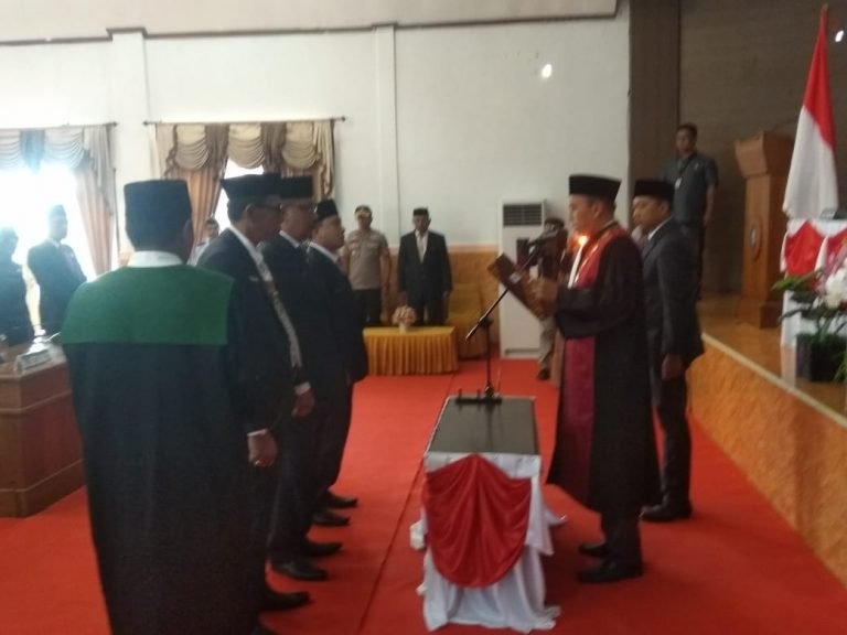 TIGA PIMPINAN DPRD WAKATOBI RESMI DILANTIK, GUBERNUR SULTRA MINTA DPRD PAHAMI TUGASNYA