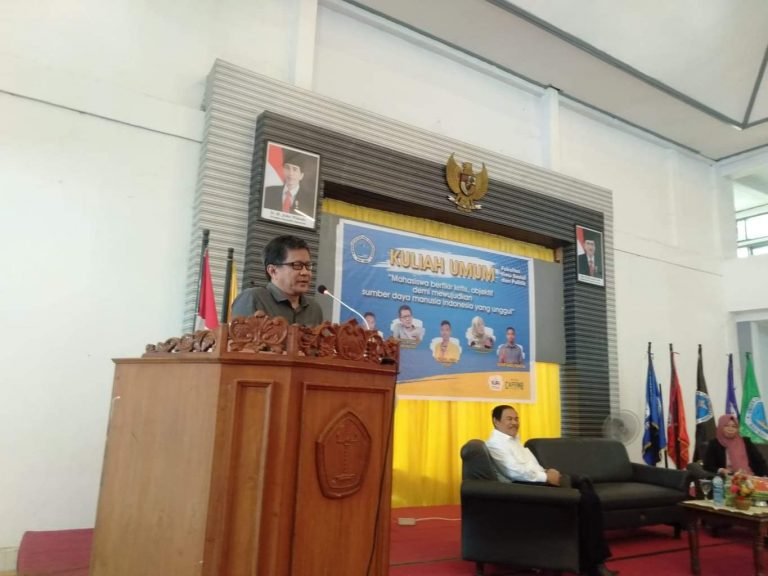 KULIAH UMUM, ROCKY GERUNG AJAK MAHASISWA UNTUK BERPIKIR KRITIS