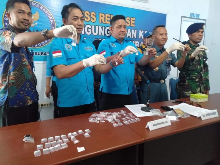 MODUS, PEMUDA KENDARI SEMBUNYIKAN 103 SASET NARKOBA DISELENGKANGAN