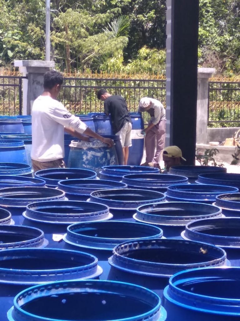 PEDULI LINGKUNGAN, KELURAHAN BANGKUDU SALURKAN TEMPAT SAMPAH