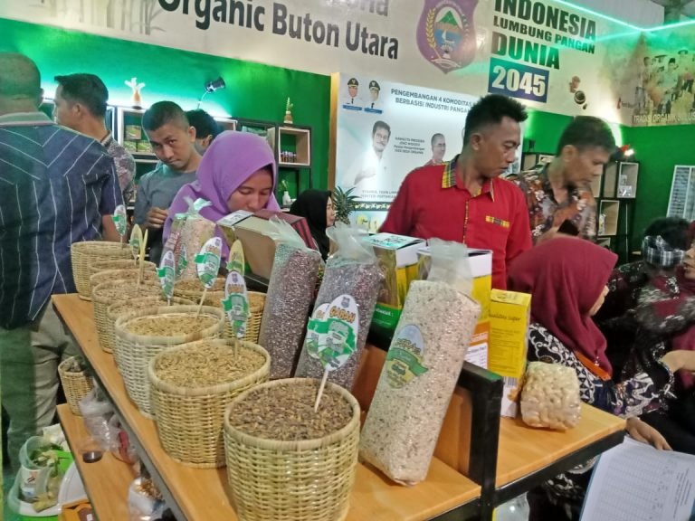 PAMERAN HARI KEDUA, 800 BUNGKUS BERAS ORGANIK BUTUR TERJUAL