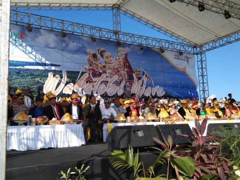 BERMACAM TARIAN BUDAYA WARNAI PEMBUKAAN WAKATOBI WAVE