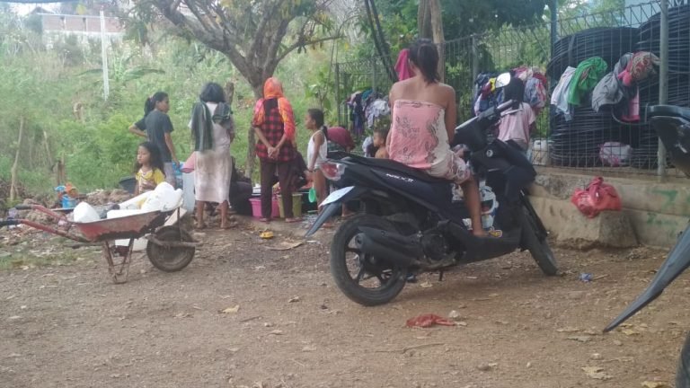 KRISIS, WARGA “SERBU” BAK AIR PDAM DI BAADIA