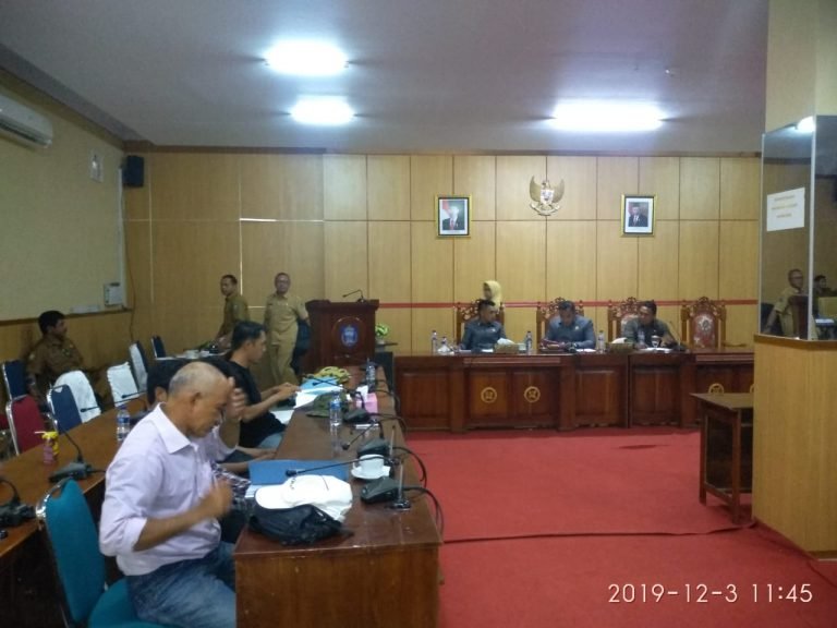MERASA DIRUGIKAN , SEJUMLAH MASYARAKAT KOROE ONOWA MENDATANGI GEDUNG DPRD