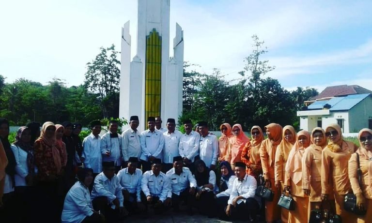 ROMBONGAN KEMENAG BAUBAU ZIARAH KE MAKAM PAHLAWAN OPUTA YI KOO