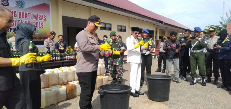 RIBUAN LITER MIRAS DI BAUBAU DIMUSNAHKAN, DISAKSIKAN WALI KOTA