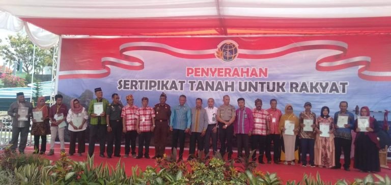 1000 MASYARAKAT BAUBAU TERIMA SERTIPIKAT SEBIDANG TANAH