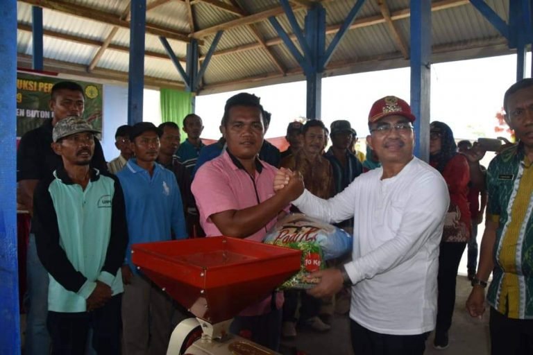 PEMDA BUTUR SALURKAN BANTUAN PERTANIAN