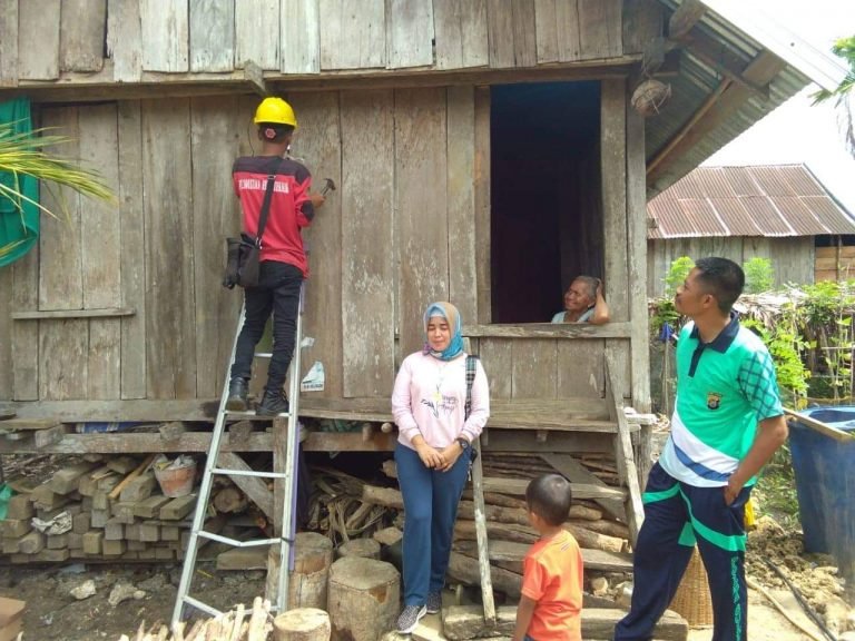 POLSEK SORAWOLIO BERBAGI LISTRIK UNTUK WARGA MISKIN