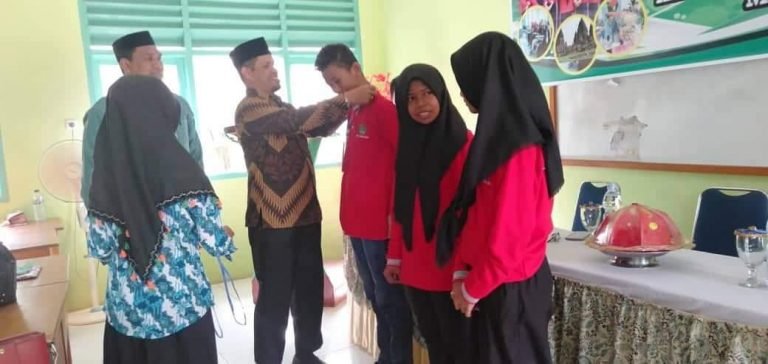 KEPALA KEMENAG LEPAS 58 SISWA MTsN 1 BAUBAU KE KAMPUNG INGGRIS