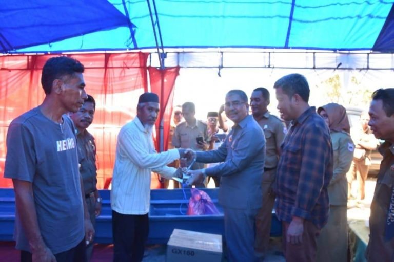 PEMKAB BUTUR SERAHKAN RATUSAN JENIS BANTUAN KEPADA NELAYAN