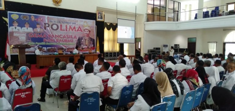 AS TAMRIN PRESENTASI POLIMA GEMA PANCASILA DARI BAUBAU DI HADAPAN JAJARANNYA