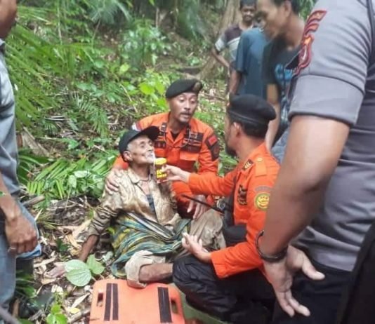 KAKEK 80 TAHUN DI TEMUKAN LEMAS DAN KELAPARAN DI HUTAN BAUBAU