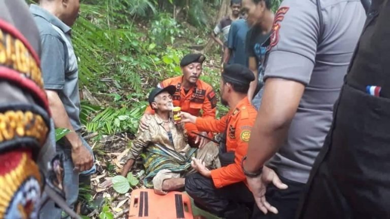 KAKEK 80 TAHUN DI TEMUKAN LEMAS DAN KELAPARAN DI HUTAN BAUBAU