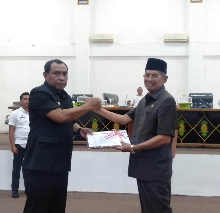 PEMKOT BAUBAU SERAHKAN EMPAT RAPERDA 2020 KE DPRD BAUBAU