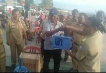 DAPAT BANTUAN GEROBAK DARI BUPATI BUSEL, WARGA SENANG