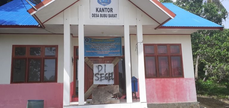 Warga Segel Kantor Desa Bubu Barat