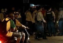 BOIKOT JALAN, MASYARAKAT TOMBA TUNTUT SEGERA TANGKAP PELAKU PENGANIAYAAN WARGA TOMBA