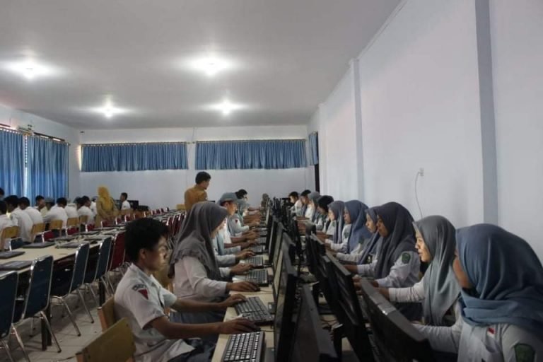 HARI PERTAMA, SMKN 1 KENDARI SUKSES UNBK