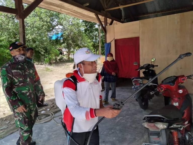 CEGAH COVID 19, KELURAHAN PADALEU SEMPROT DISINFEKTAN