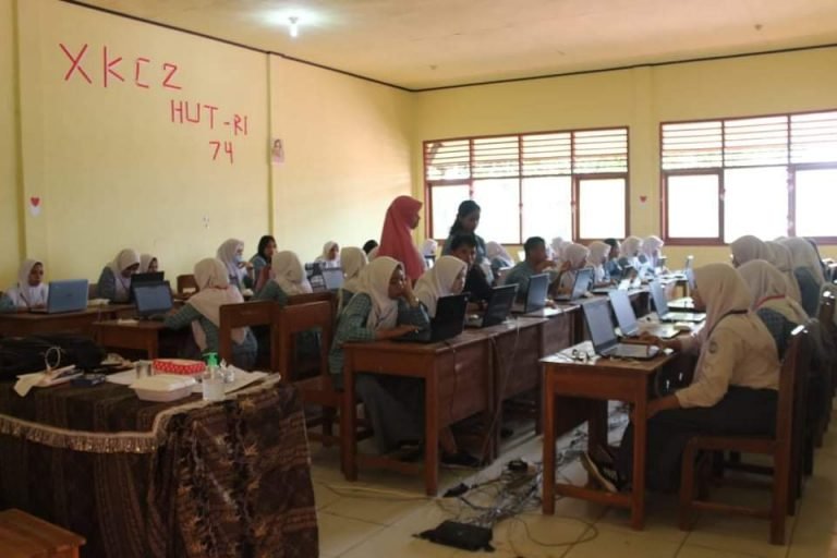 SMKN 3 KENDARI LEWATI UNBK