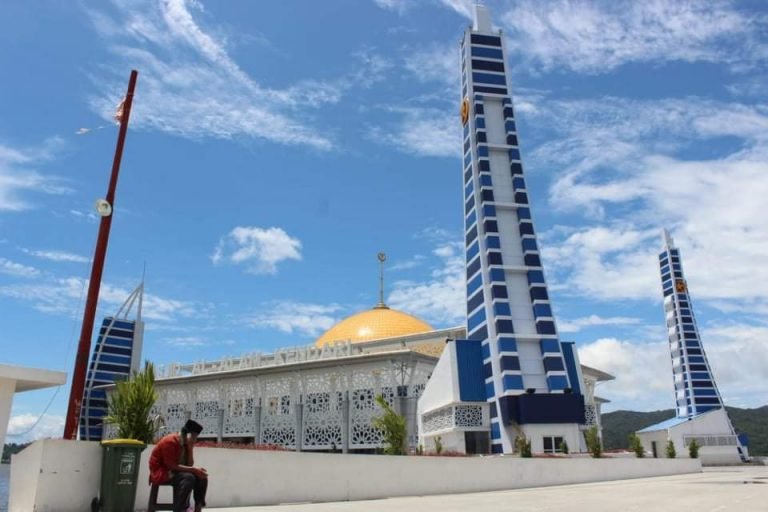 SHALAT JUMAT DI MASJID AL ALAM SEPI