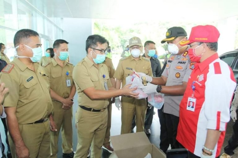 PEMKOT KENDARI BAGIKAN MASKER GRATIS