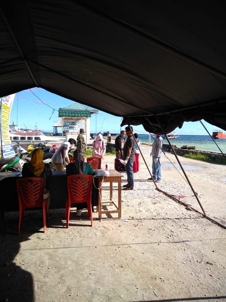 TIM GUGUS TUGAS COVID-19 WAKATOBI KONTINYU EDUKASI MASYARAKAT