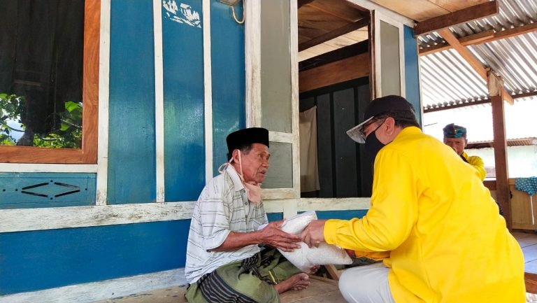 SIMPATI DITENGAH WABAH COVID-19, PARTAI GOLKAR WAKATOBI BAGIKAN PAKET SEMBAKO