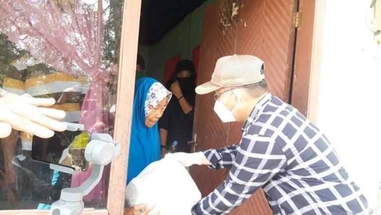 WALI KOTA KENDARI SERAKAN BANTUAN KEPADA WARGA KURANG MAMPU