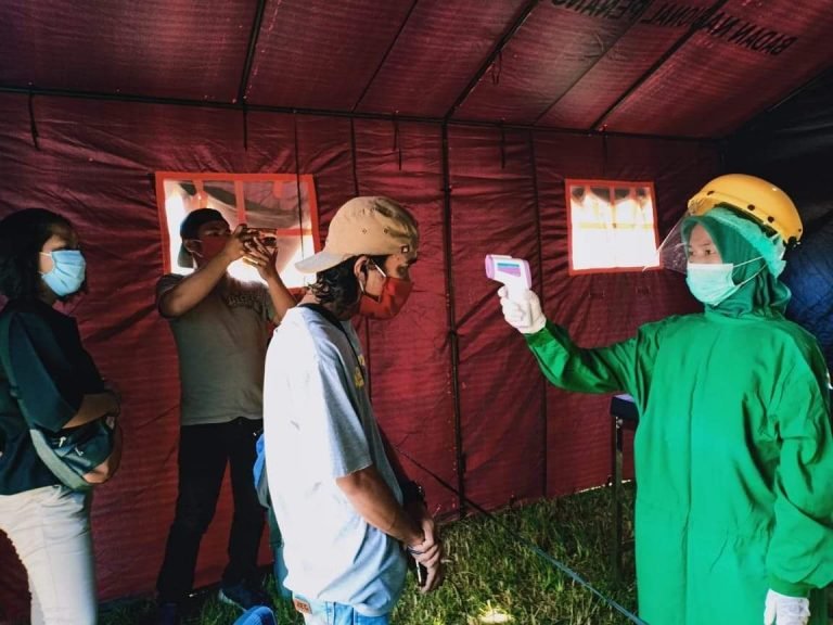 WARGA MINTA DETEKSI DINI COVID-19 DI POSKO RSUD KABATENGKA