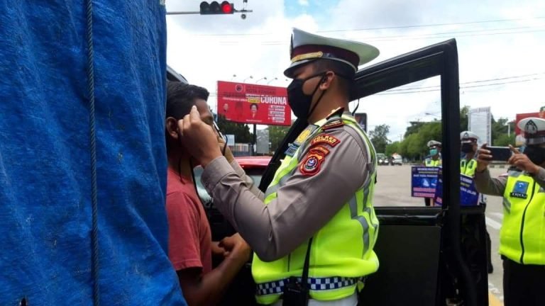 COVID 19, SATLANTAS POLRES KENDARI GELAR SOSIALISASI DAN BERBAGI MASKER